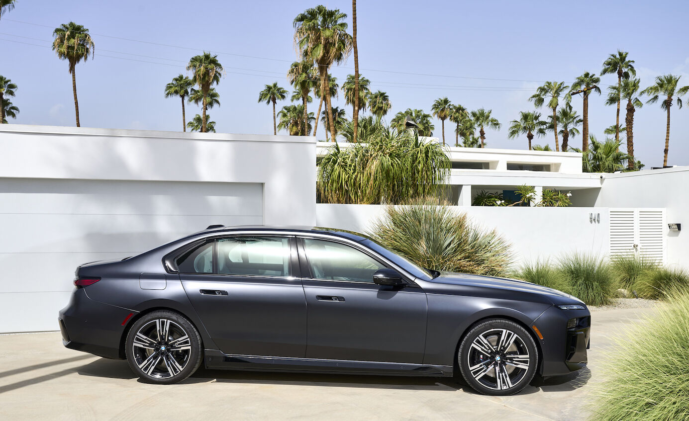 BMW_i7_xDrive60_Frozen_Deep_Grey_028.jpg